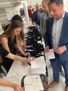 Registrace účastníků a zástupců firem u vstupu na konferenci DEFENCEO, kde se řešil český obranný a bezpečnostní průmysl.