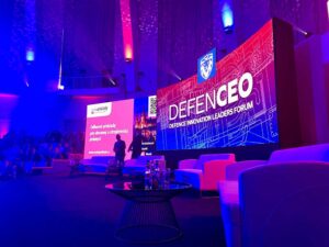 Pohled na pódium konference DEFENCEO, kde se řešily inovace i překlady pro vojenský, obranný a zbrojní průmysl.