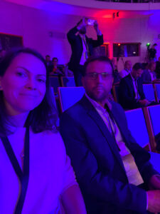 Lukáš Utíkal a Alena Bělešová v publiku na konferenci DEFENCEO v Brně, která byla součástí Mezinárodního strojírenského veletrhu a cílila na obranný a bezpečnostní průmysl.