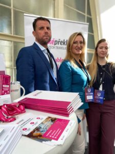 Tým Českých překladů připravený řešit výzvy, které přináší strojírenství a vojenský průmysl při exportu.