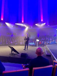 Jan Homola při úvodním slovu na konferenci o inovacích pro vojenský průmysl.